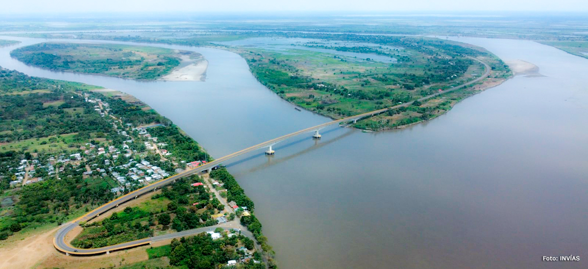 Fotografía aérea de puente en la Transversal Momposina.