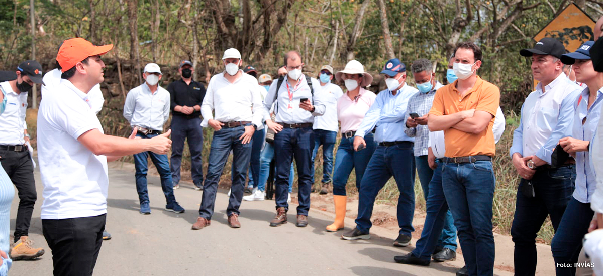 Fotografía del Director General del INVÍAS, Juan Esteban Gil durante su recorrido en las obras en el departamento de Santander.