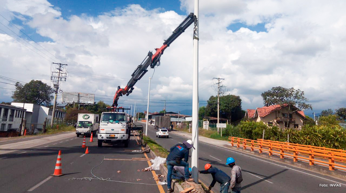 Fotografía de instalación de energía eléctrica en el corredor Armenia - Aeropuerto Internacional El Edén, Quindío.