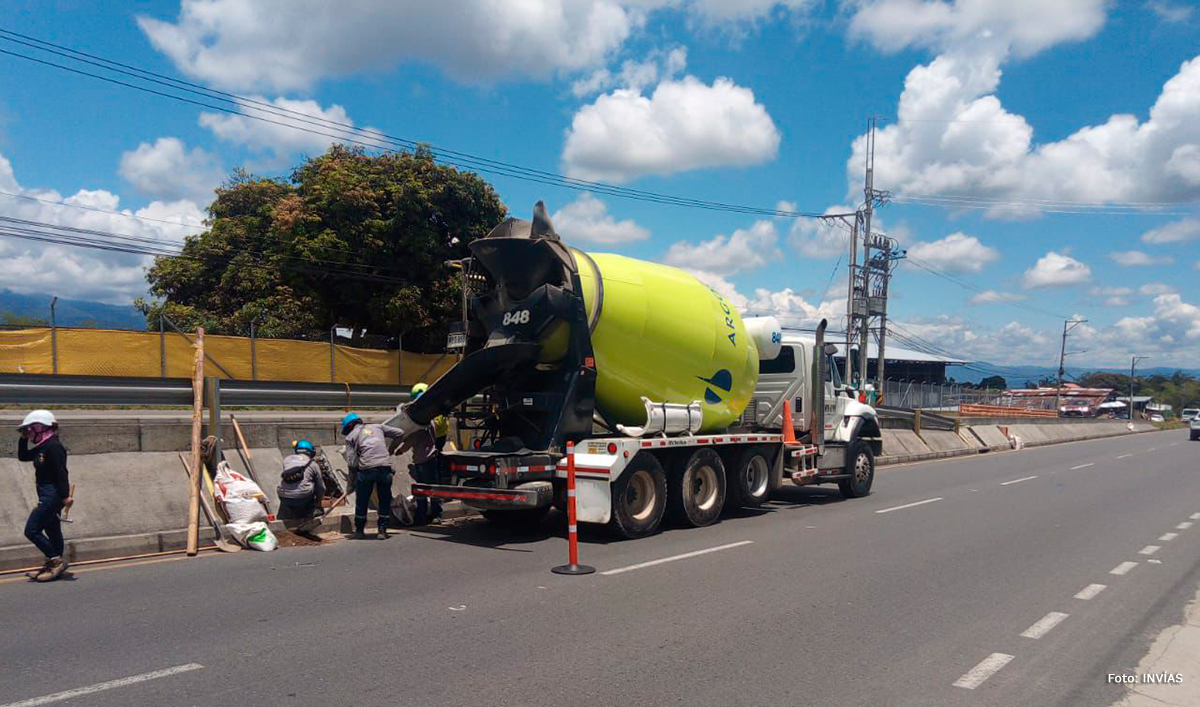 Fotografía de instalación de energía eléctrica en el corredor Armenia - Aeropuerto Internacional El Edén, Quindío.