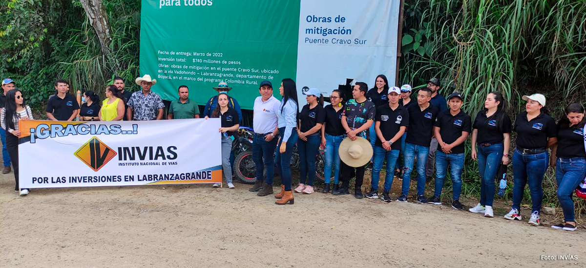 Fotografía de ciudadanos agradecidos por los trabajos de construcción en vías en el departamento del Casanare.