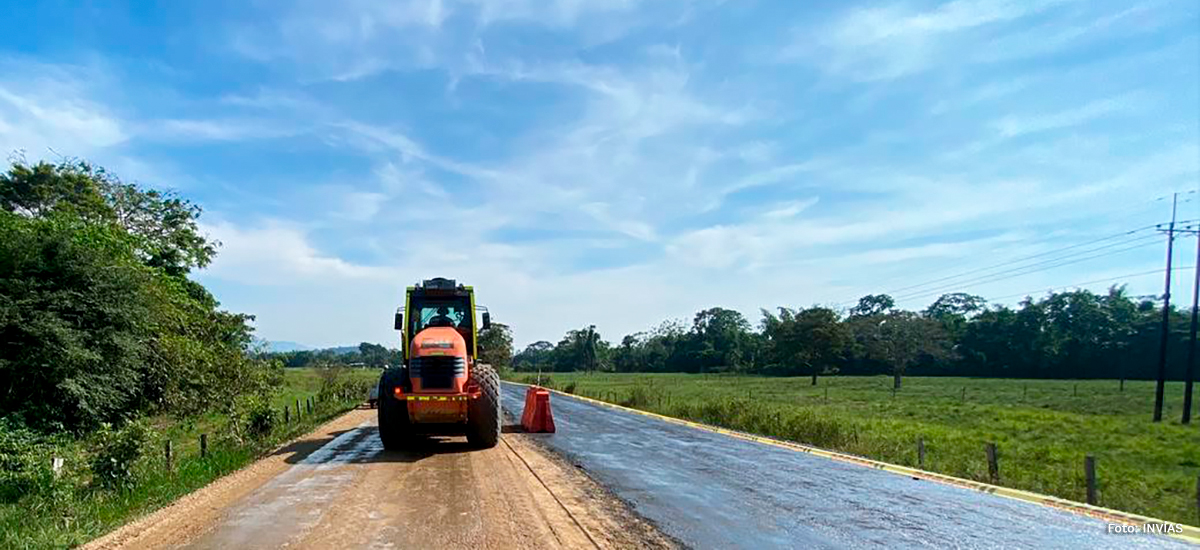 Fotografía de maquina amarilla operada por trabajador del INVÍAS en obras de pavimentación en el corredor Puerto Rico - Florencia.