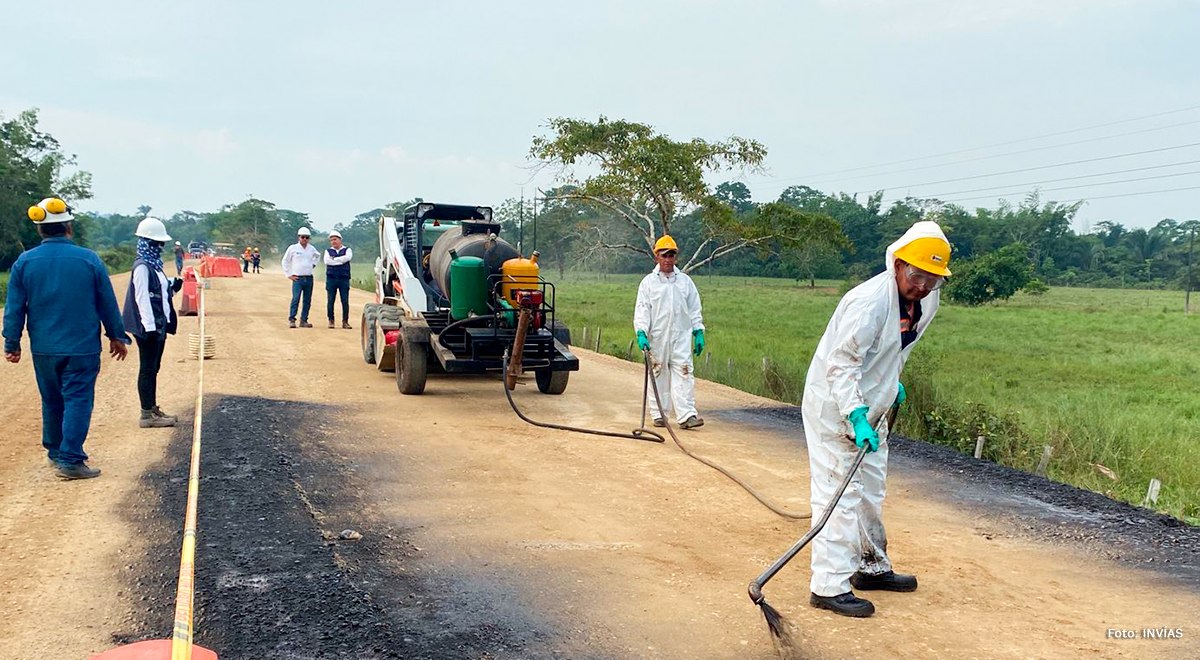 Fotografía de trabajadores del INVÍAS en obras de pavimentación en el corredor Puerto Rico - Florencia.