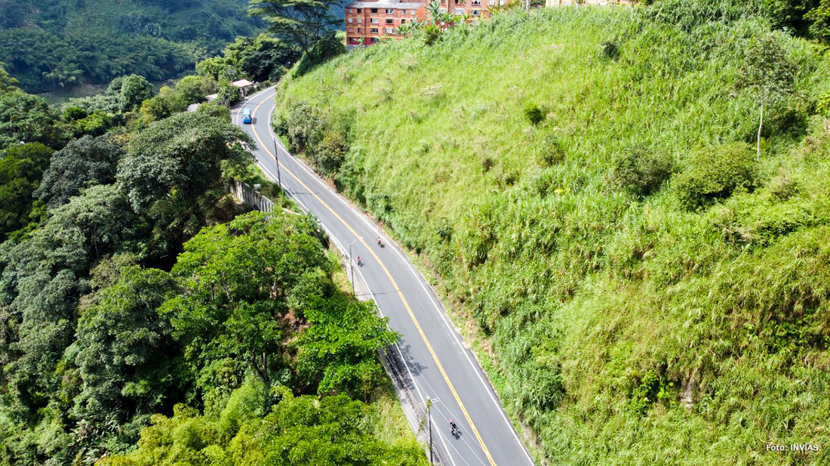 Fotografía aérea de vías en el Quindío.