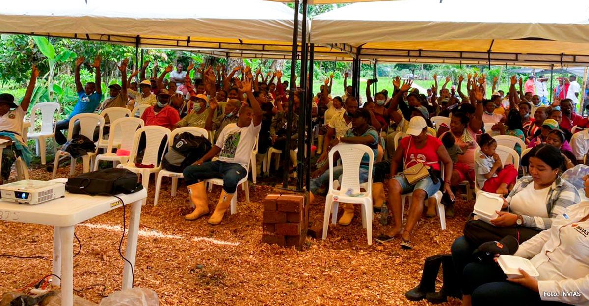 Fotografía de la reunión de socialización de las actividades ambientales previas para el proyecto de dragado de profundización del canal de acceso del puerto de Tumaco, Nariño.