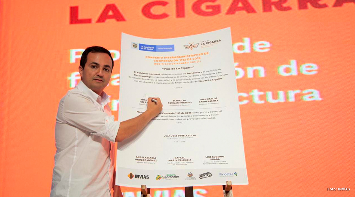 Fotografía del Director General del INVÍAS, Juan Esteban Gil junto al convenio del programa Vías de La Cigarra.