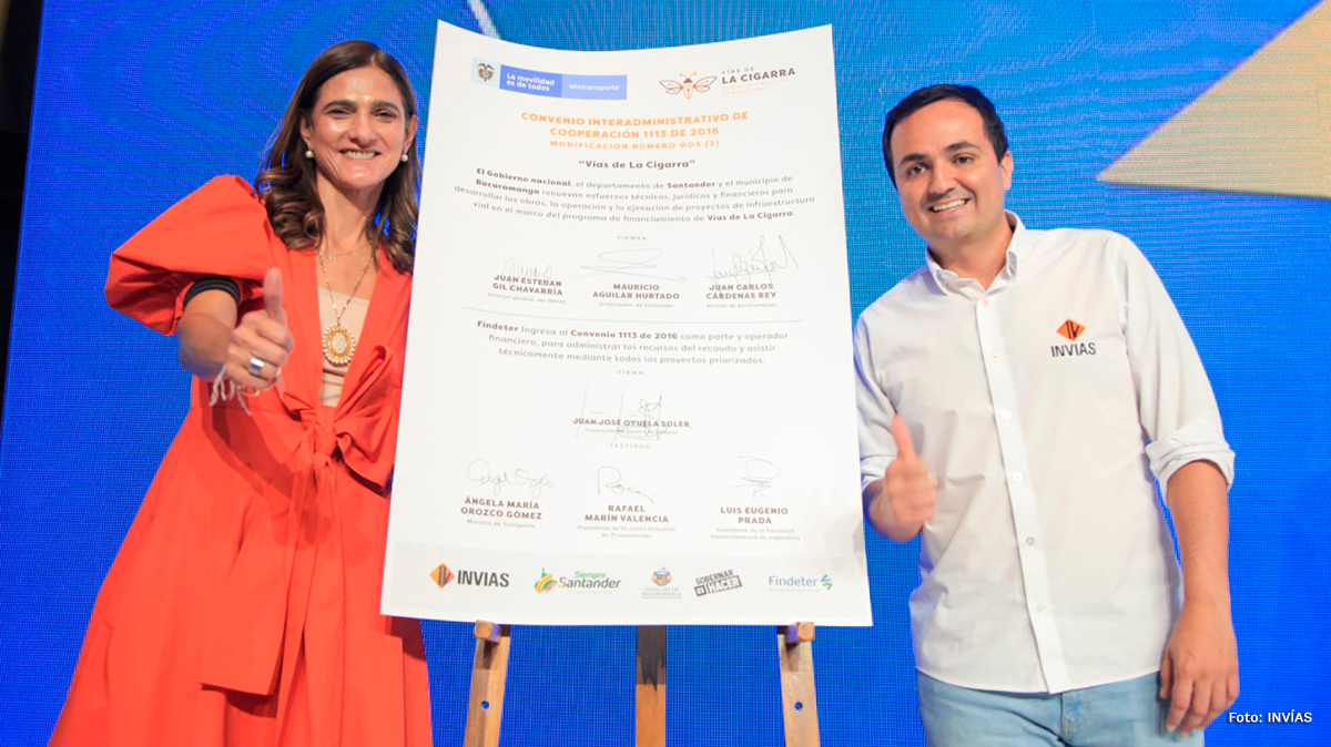 Fotografía de la Ministra de Transporte, Ángela María Orozco y del Director General del INVÍAS, Juan Esteban Gil junto al convenio del programa Vías de La Cigarra.