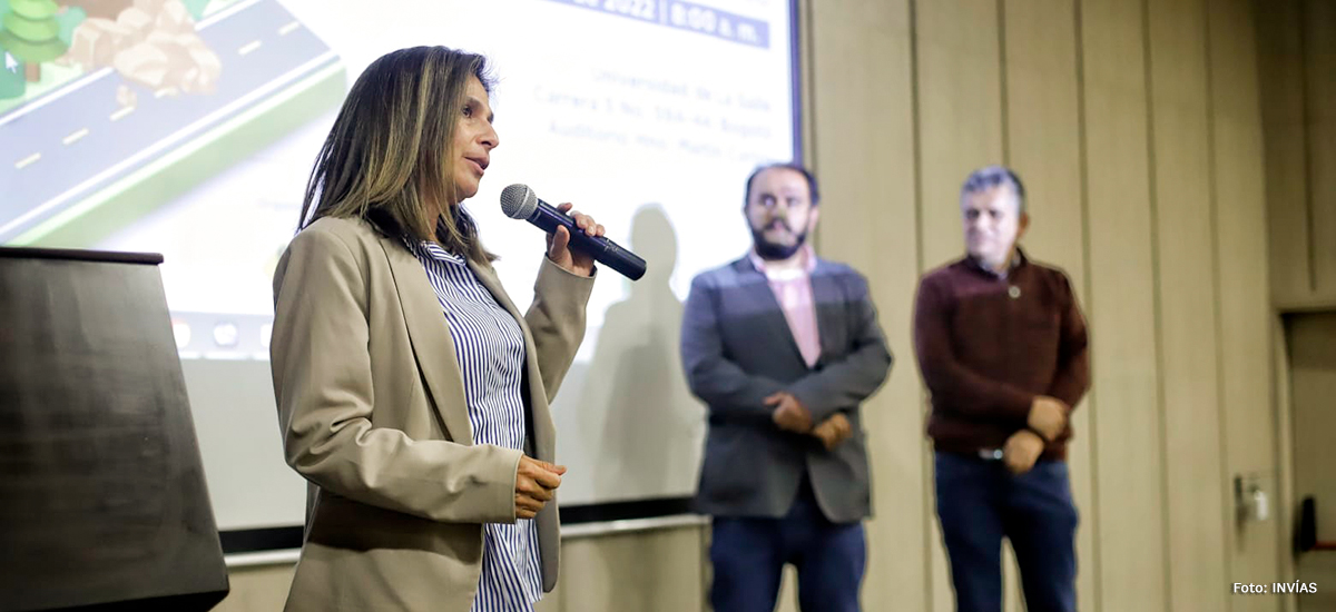 Fotografía de Carolina Barbanti, subdirectora de gestión del riesgo del INVÍAS durante su ponencia en el XII Foro INVÍAS: Gestión del Riesgo y Adaptación al Cambio Climático.