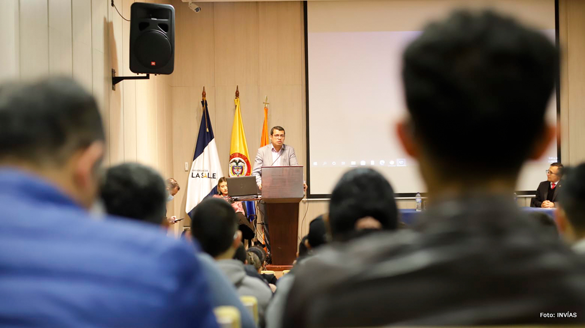 Fotografía del Director General (E) del INVÍAS, Guillermo Toro Acuña durante su intervención de apertura del foro.