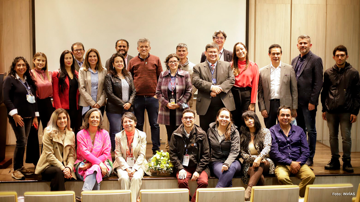 Fotografía de los ponentes del XII Foro INVÍAS: Gestión del Riesgo y Adaptación al Cambio Climático.