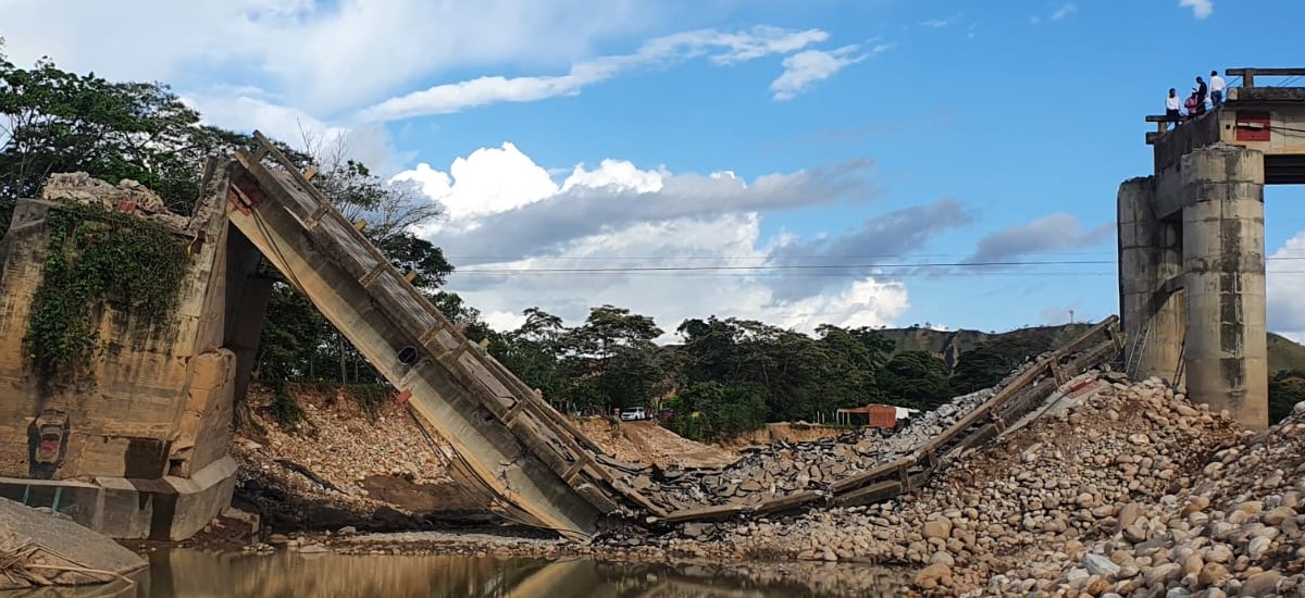 Fotografia  colapso del puente Román Bazurto