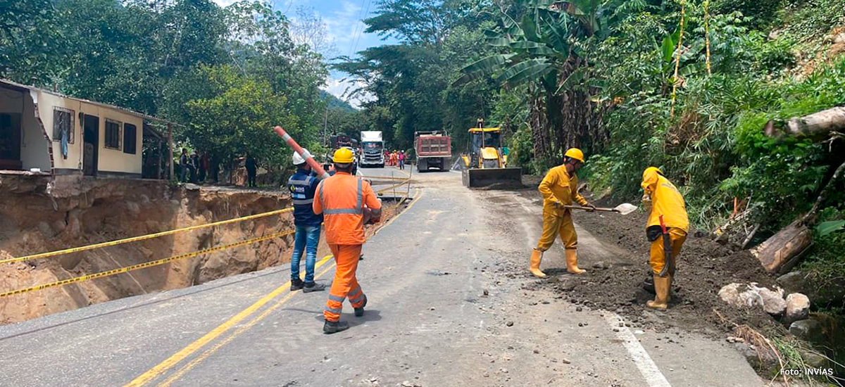 Fotografía de los trabajos realizados por el INVÍAS por la emergencia en la vía Santuario - Caño Alegre.