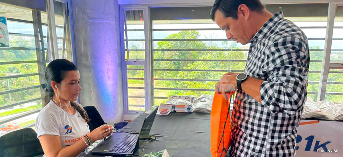 Fotografía de entrega de KITS de la Media Maratón Túnel de La Línea.