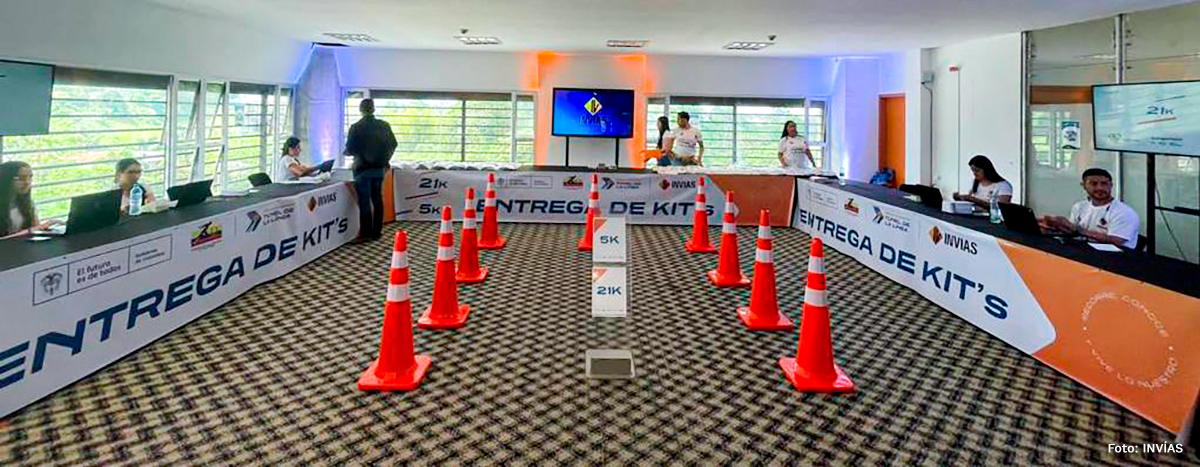 Fotografía del puesto de entrega de KITS de la Media Maratón Túnel de La Línea.