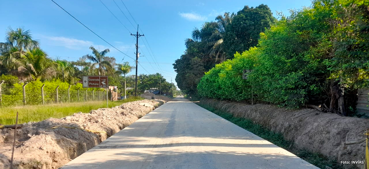 Fotografía de carretera construida por el INVÍAS en el departamento del Amazonas.