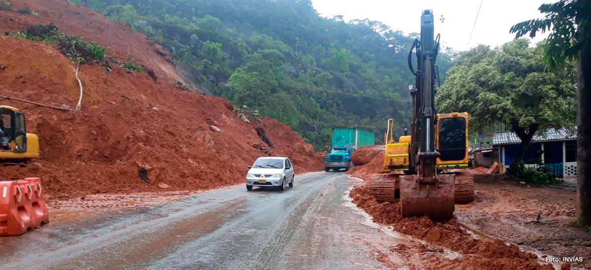 Fotografía del tránsito de vehículos diurno por la recuperación de la vía Buga - Buenaventura.