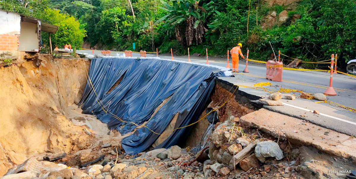 Fotografía de los trabajos realizados por el INVÍAS por la emergencia en la vía Santuario - Caño Alegre.