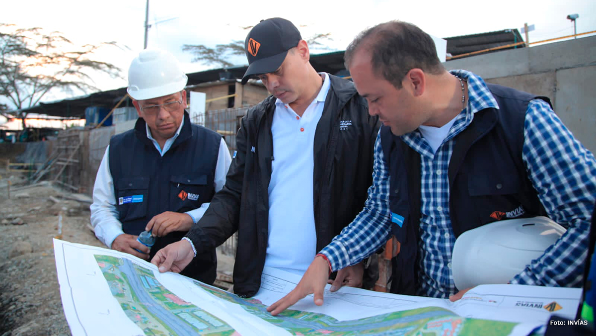 Fotografía del Director de Operación y Ejecución del INVÍAS, Juan Esteban Romero durante su inspección a las obras en el departamento del Quindío.