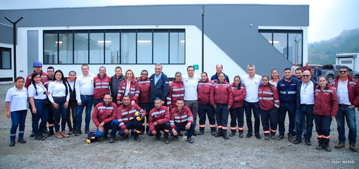 Fotografía de trabajadores del INVÍAS, junto al Director General, Juan Esteban Gil, en el nuevo centro de control y operaciones del Cruce de la Cordillera Central.