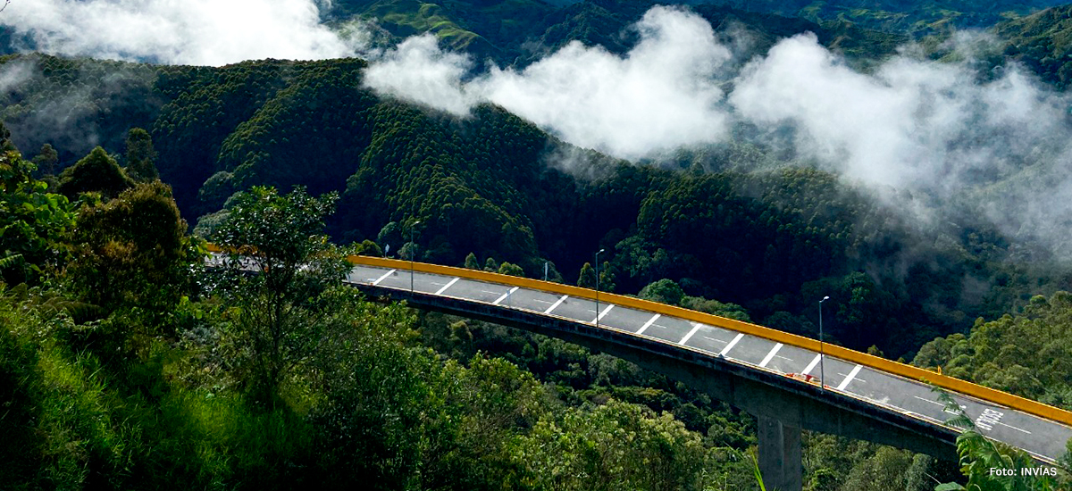 Fotografía de viaducto que hace parte del Cruce de la Cordillera Central.