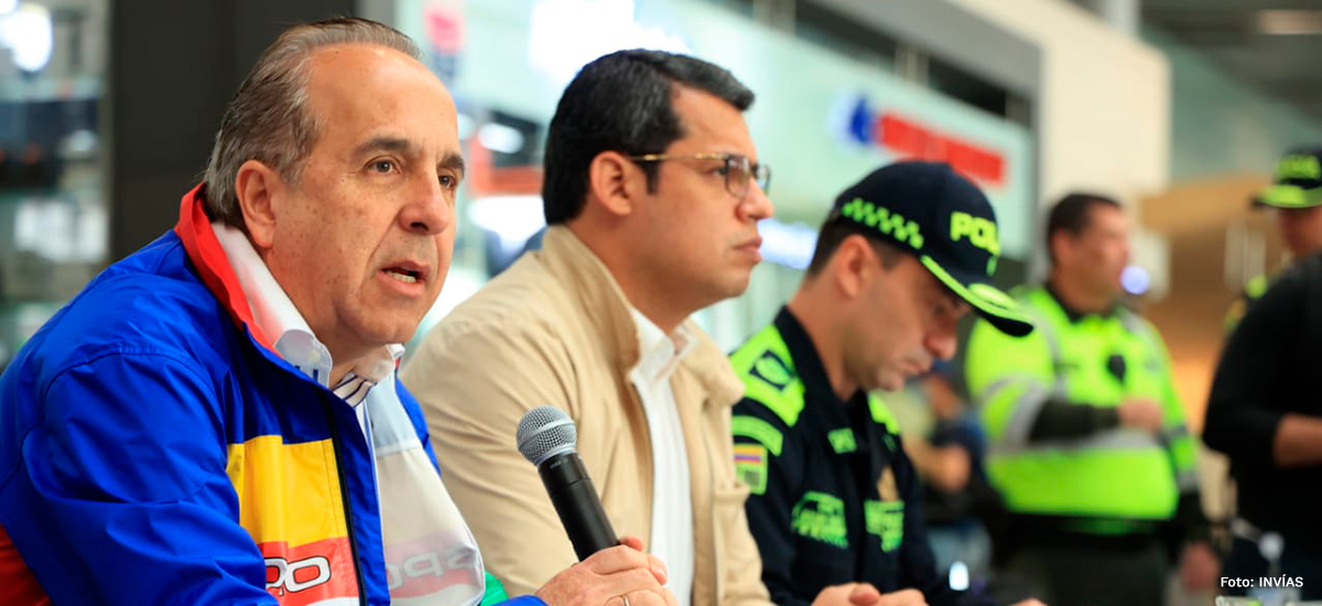 Fotografía de la mesa de gobierno liderada por el Ministro de Transporte, Guillermo Reyes durante la rueda de prensa ofrecida para anunciar medidas para el puente festivo.
