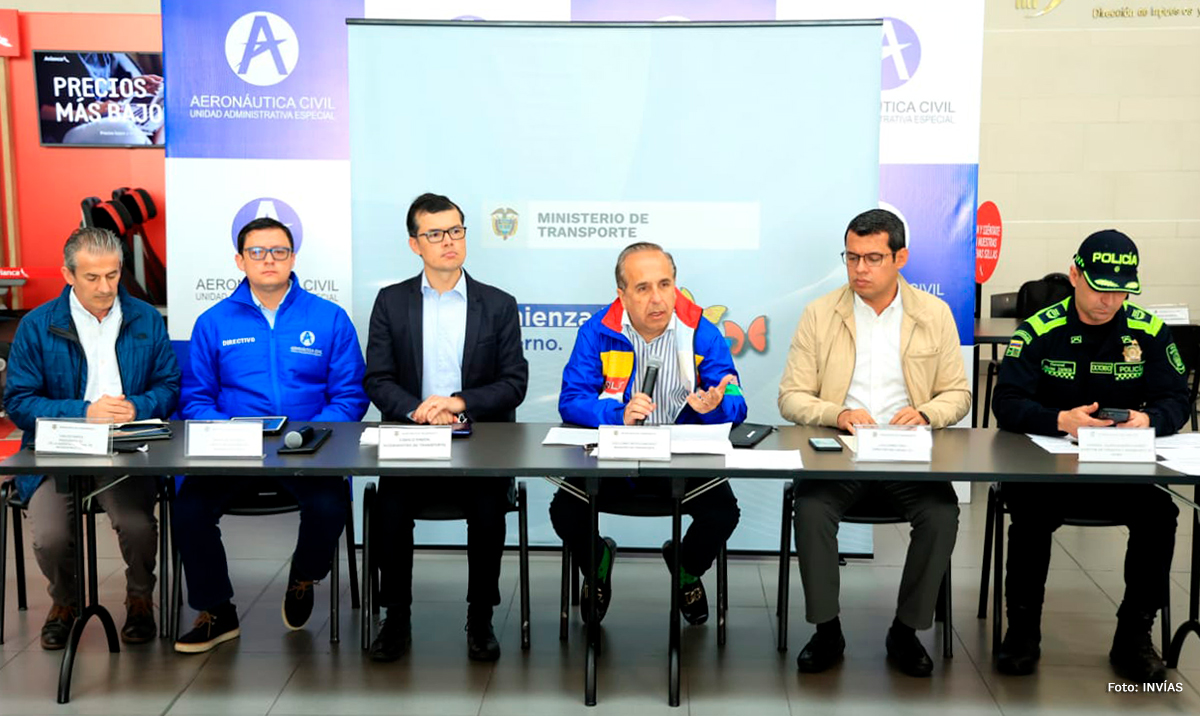 Fotografía de la mesa de gobierno liderada por el Ministro de Transporte, Guillermo Reyes durante la rueda de prensa ofrecida para anunciar medidas para el puente festivo.