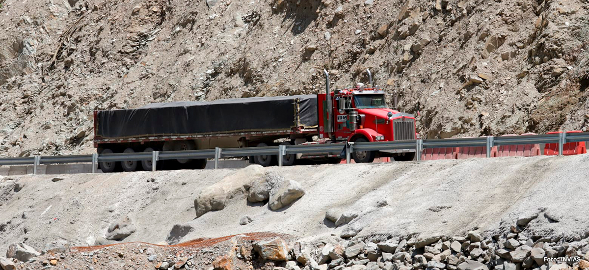 Fotografía de tránsito de vehículos de transporte de carga pesada por el país.