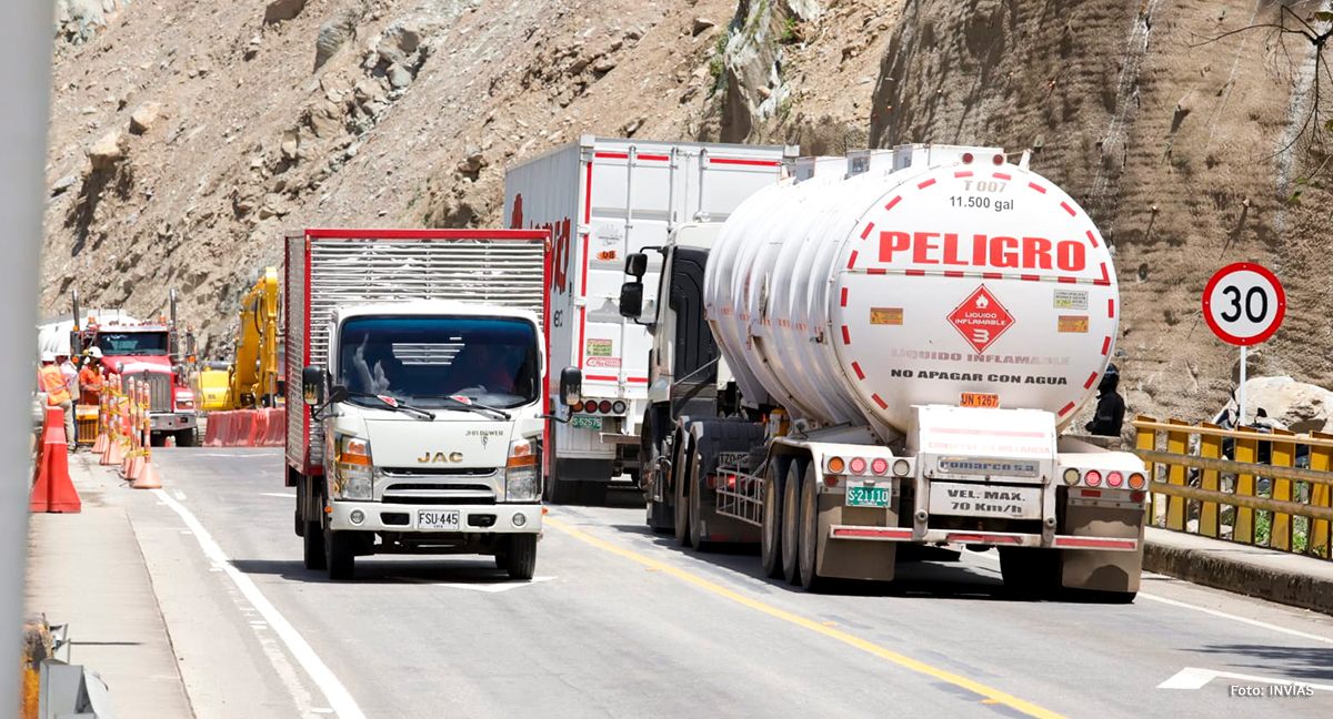 Fotografía de tránsito de vehículos de transporte de carga pesada por el país.