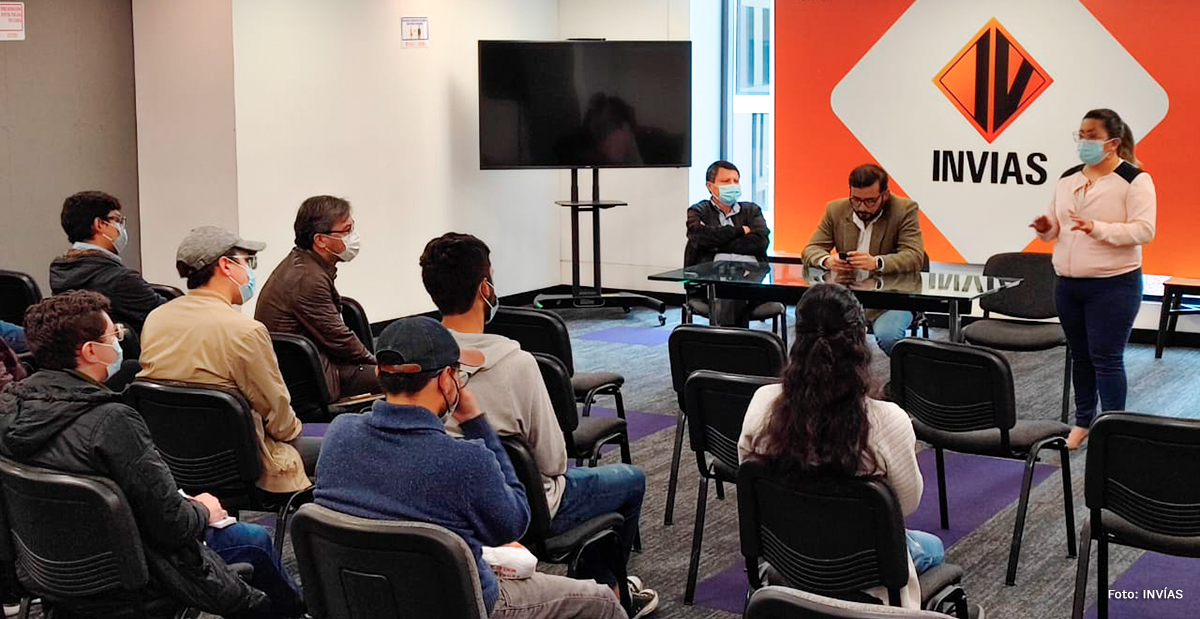 Fotografía de estudiantes de la Universidad Nacional en su visita al INVÍAS para conocer el proyecto de Vías Inteligentes (VIITS).