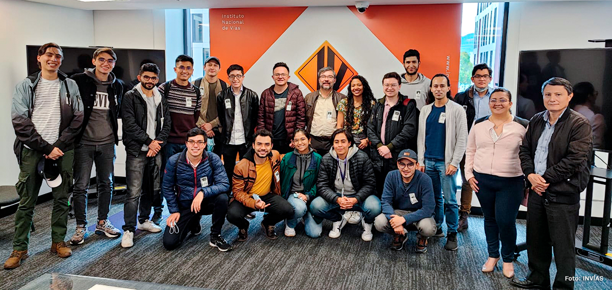 Fotografía de estudiantes de la Universidad Nacional en su visita al INVÍAS para conocer el proyecto de Vías Inteligentes (VIITS).