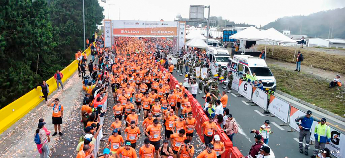 Fotografía de corredores en la salida de la Media Maratón Túnel de La Línea.