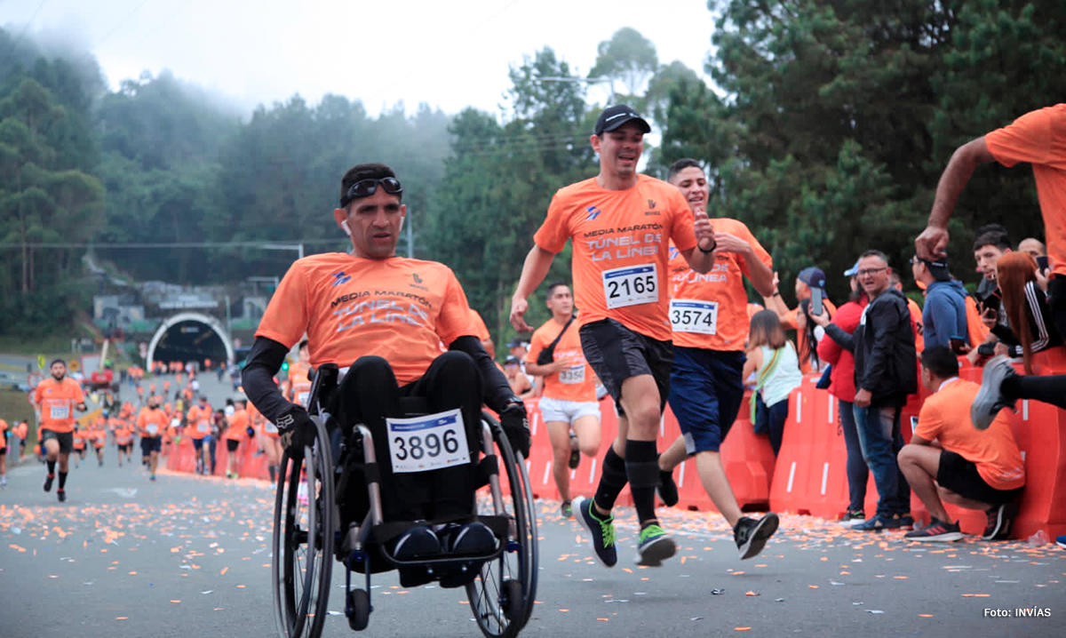 Fotografía de corredor en silla de ruedas durante su participación en la Media Maratón Túnel de La Línea.