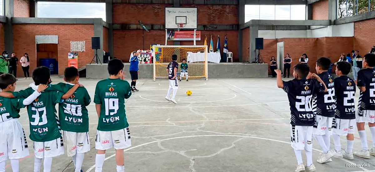 Fotografía de los niños del corredor Zipaquirá - Ubaté participantes durante la instancia de cobro de pénales del campeonato de fútbol 5 organizado por el INVÍAS.