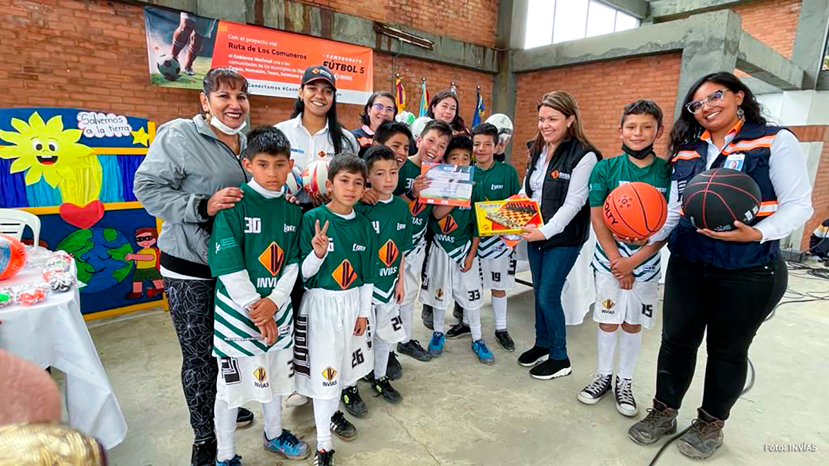 Fotografía de los niños del corredor Zipaquirá - Ubaté participantes del campeonato de fútbol 5 organizado por el INVÍAS.