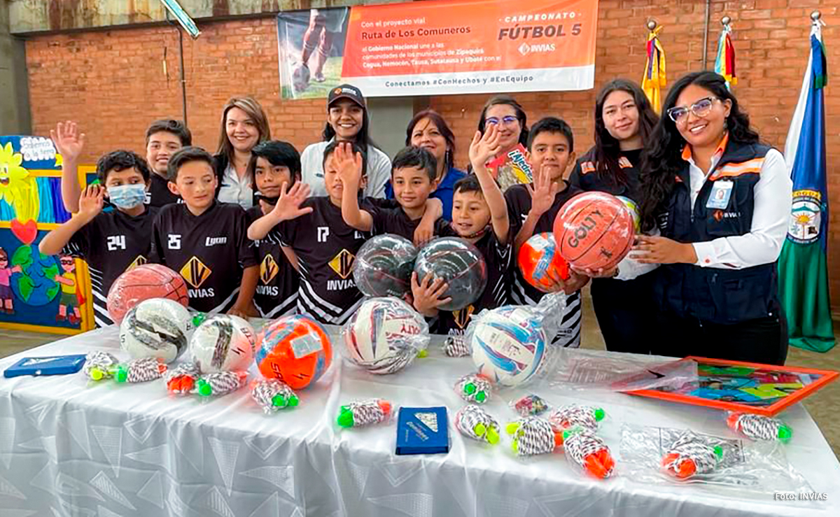 Fotografía de los niños del corredor Zipaquirá - Ubaté participantes del campeonato de fútbol 5 organizado por el INVÍAS.