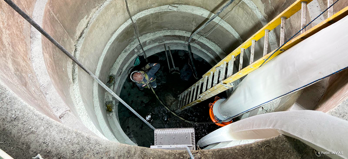 Fotografía de trabajador del INVÍAS en labor de construcción del viaducto del km 58.