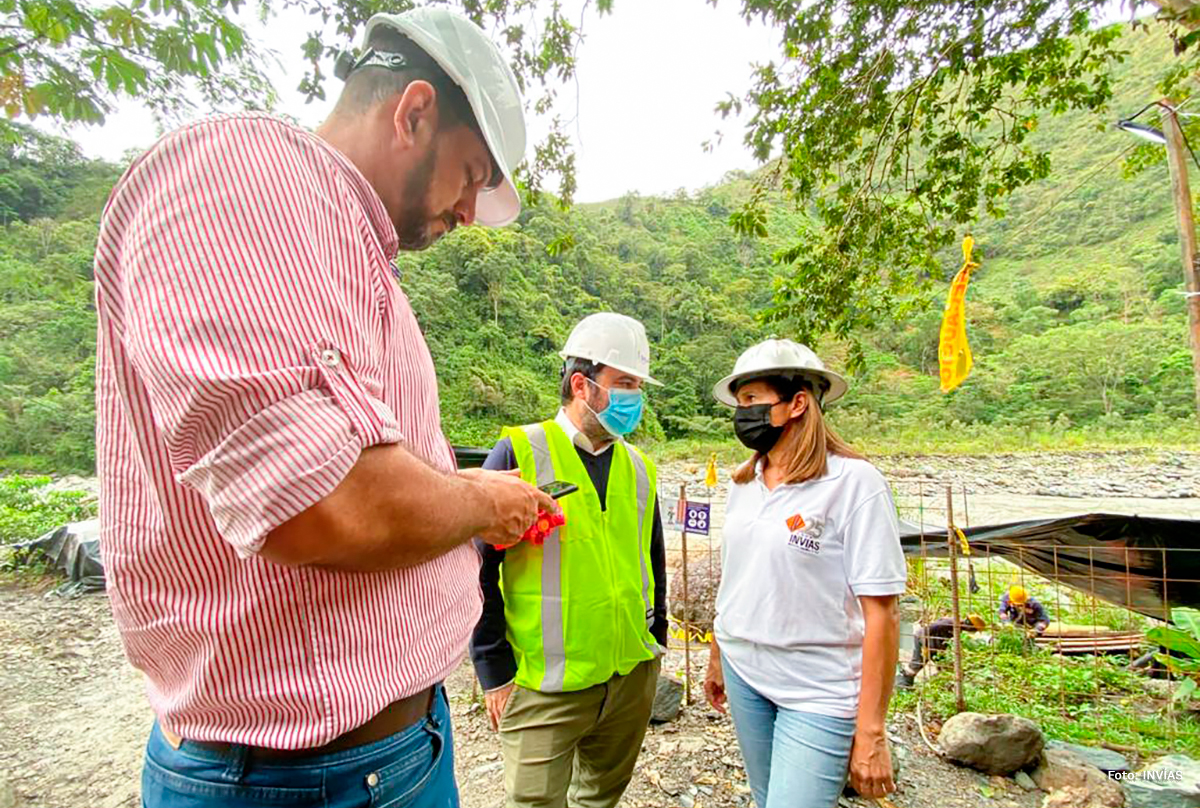 Fotografía de la Directora Operativa (E) del INVÍAS, Carolina Barbanti durante su visita de supervisión a las obras del viaducto del km 58.