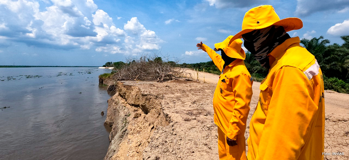 Fotografía de trabajadores del INVÍAS junto a la orilla del río Magdalena en Salamina.