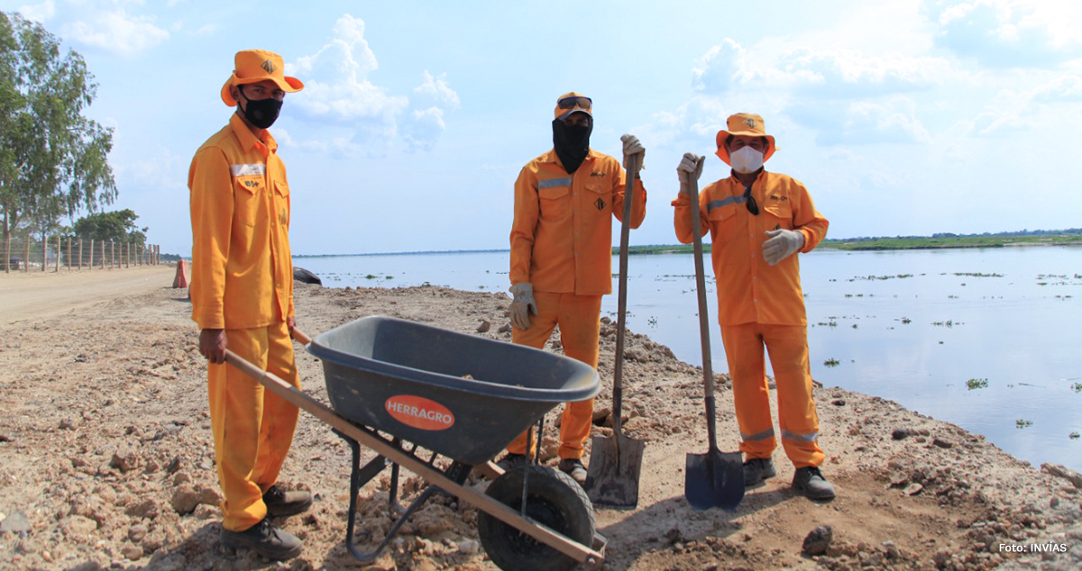 Fotografía de trabajadores del INVÍAS junto a la orilla del río Magdalena en Salamina.