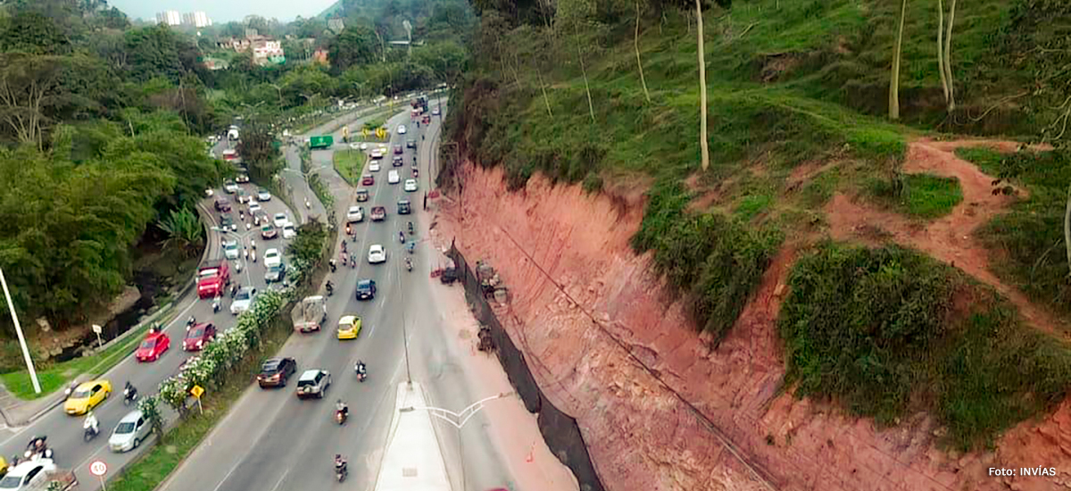 Fotografía aérea del tránsito vehicular en la vía Floridablanca - Piedecuesta gracias al plan implementado por el Invías.