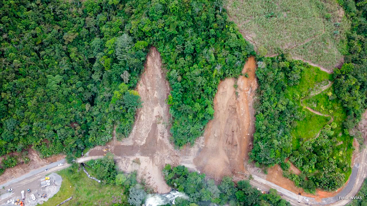 Fotografía aérea de la afectación por derrumbe de la vía Quibdó - Medellín.