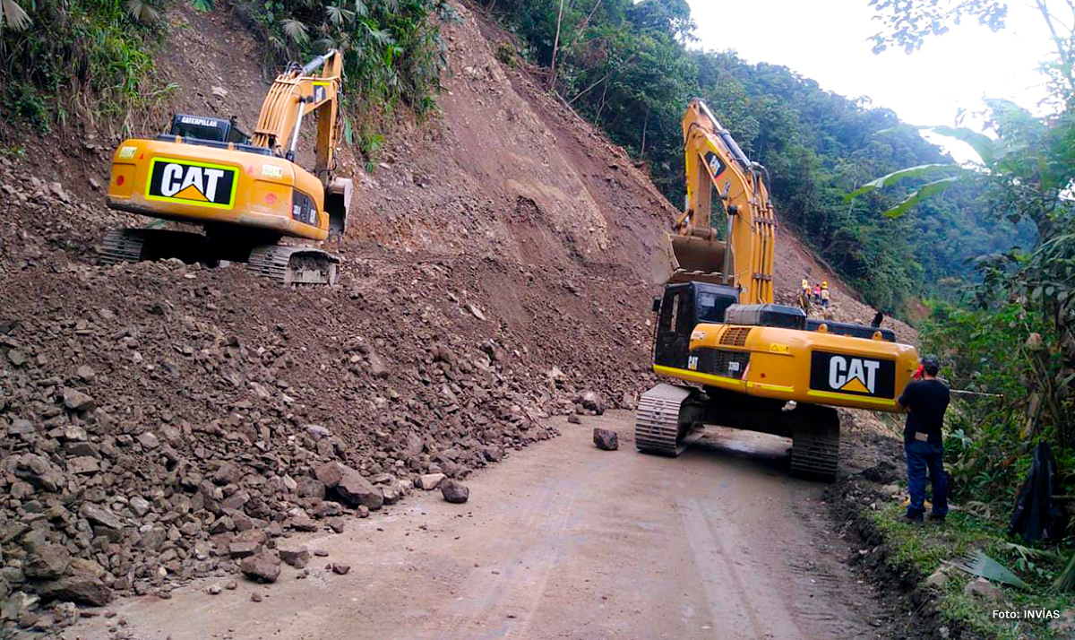 Fotografía de los trabajos de remoción de material de derrumbe sobra la vía Quibdó - Medellín.