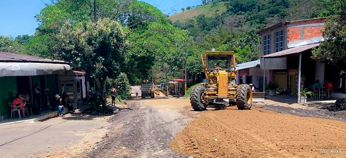 Fotografía de trabajos adelantados por el INVÍAS en los dos puntos señalados por la comunidad de la vía Neiva - Florencia.