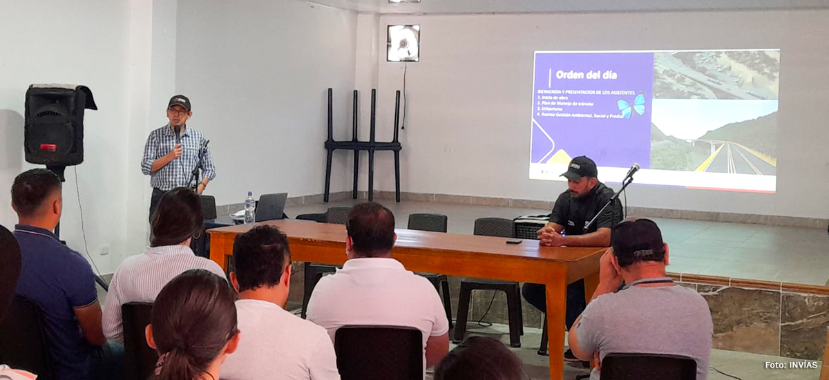 Fotografía de la reunión de socialización de las obras de cimentación de las pilas 1 y 2 del viaducto del km 58 de la vía Bogotá - Villavicencio.