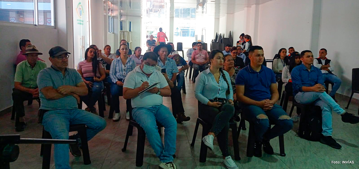 Fotografía de los asistentes a la reunión de socialización de las obras de cimentación de las pilas 1 y 2 del viaducto del km 58 de la vía Bogotá - Villavicencio.