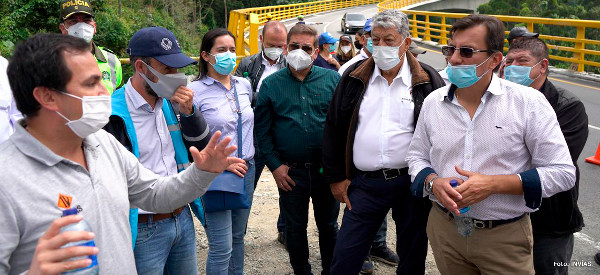 Fotografía del Director General del INVÍAS, Juan Esteban Gil Chavarría, junto al comité de expertos del gremio de transporte durante la inspección al Cruce de la Cordillera Central.