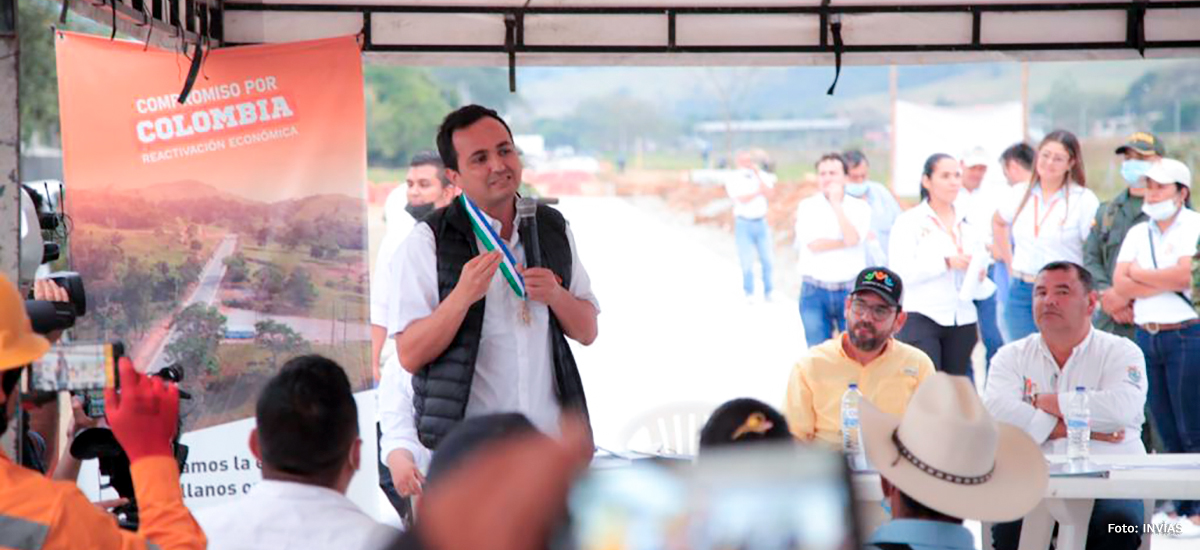Fotografía del Director General del INVÍAS, Juan Esteban Gil durante su intervención en el evento.