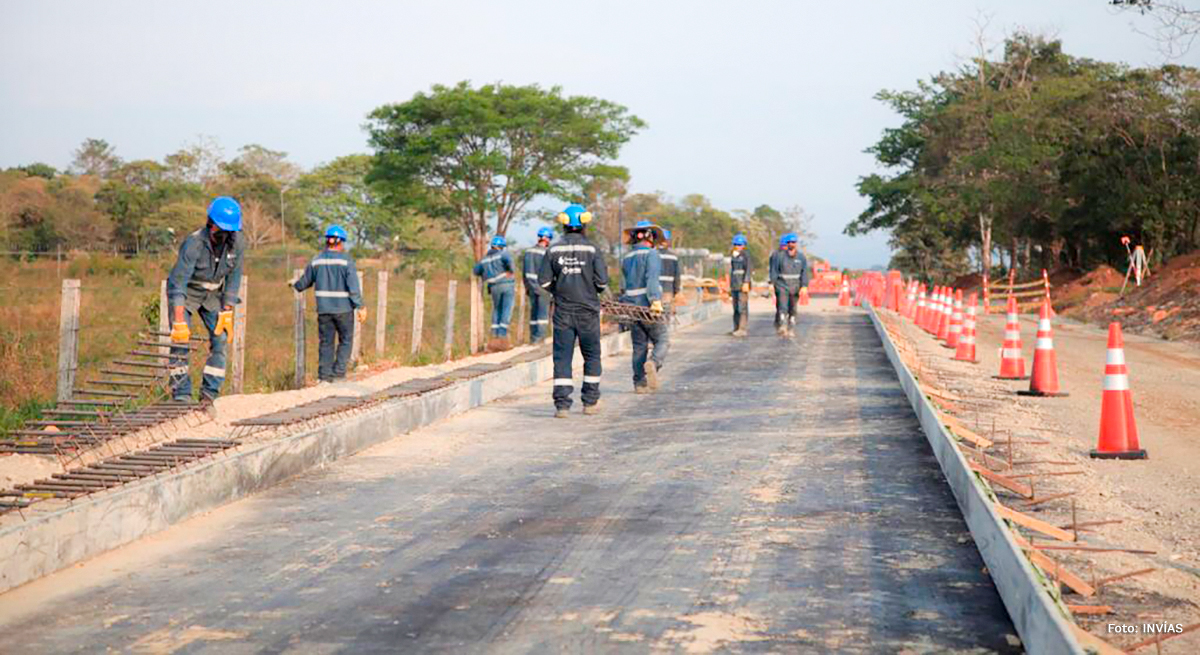Fotografía de trabajadores del INVÍAS en labores de construcción de vías en el corredor Mesetas - Uribe.