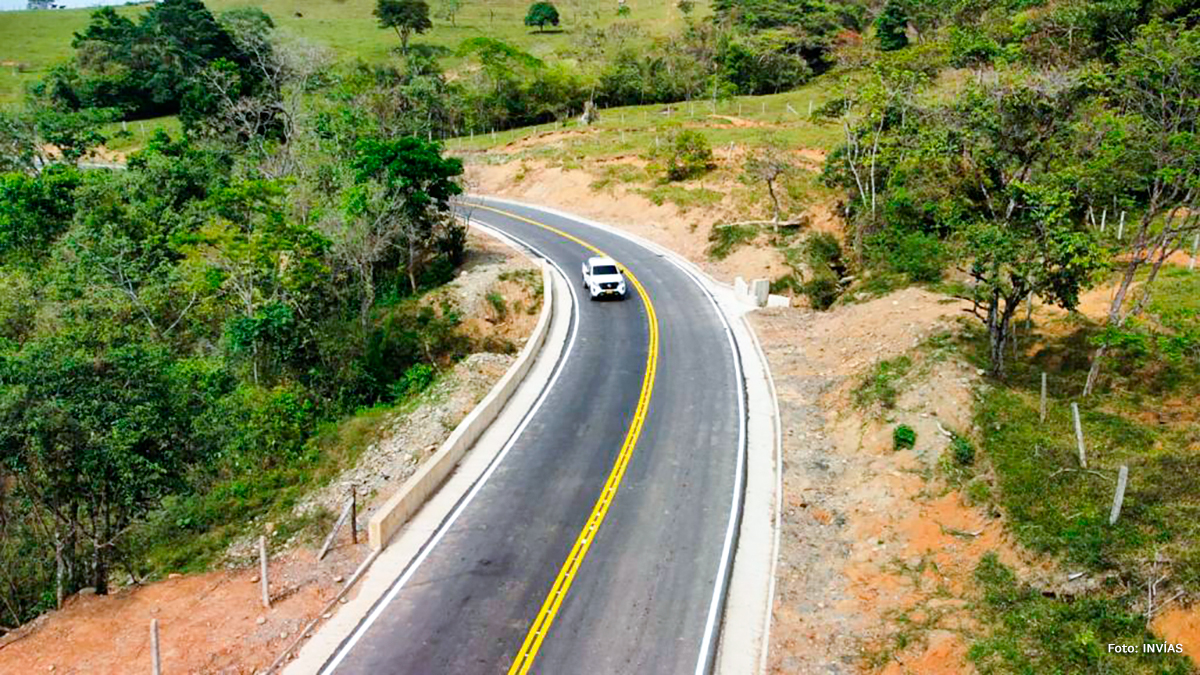 Fotografía de tránsito vehicular en el corredor Mesetas - Uribe.