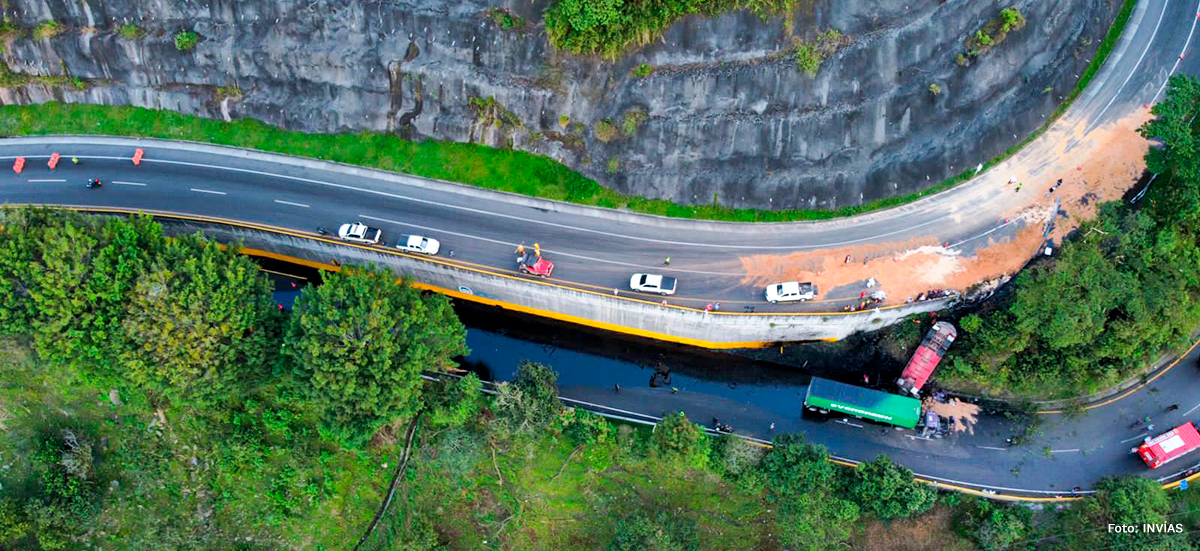 Fotografía del estado de la vía y del accidente sucedido en el Cruce de la Cordillera Central.